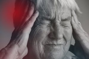 Señora mayor con dolor de cabeza agudo