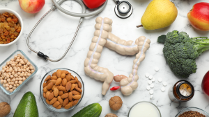 Alimentos saludables y modelo de colon sobre fondo médico. Imagen sobre alimentación para prevenir el cáncer colorrectal.