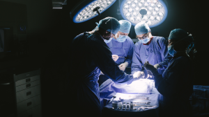 Equipo médico realizando una cirugía cerebral, posible contexto de aplicación de la Radioterapia Intraoperatoria.