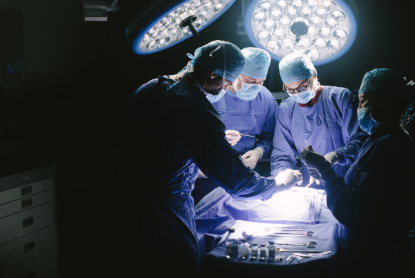 Equipo médico realizando una cirugía cerebral, posible contexto de aplicación de la Radioterapia Intraoperatoria.