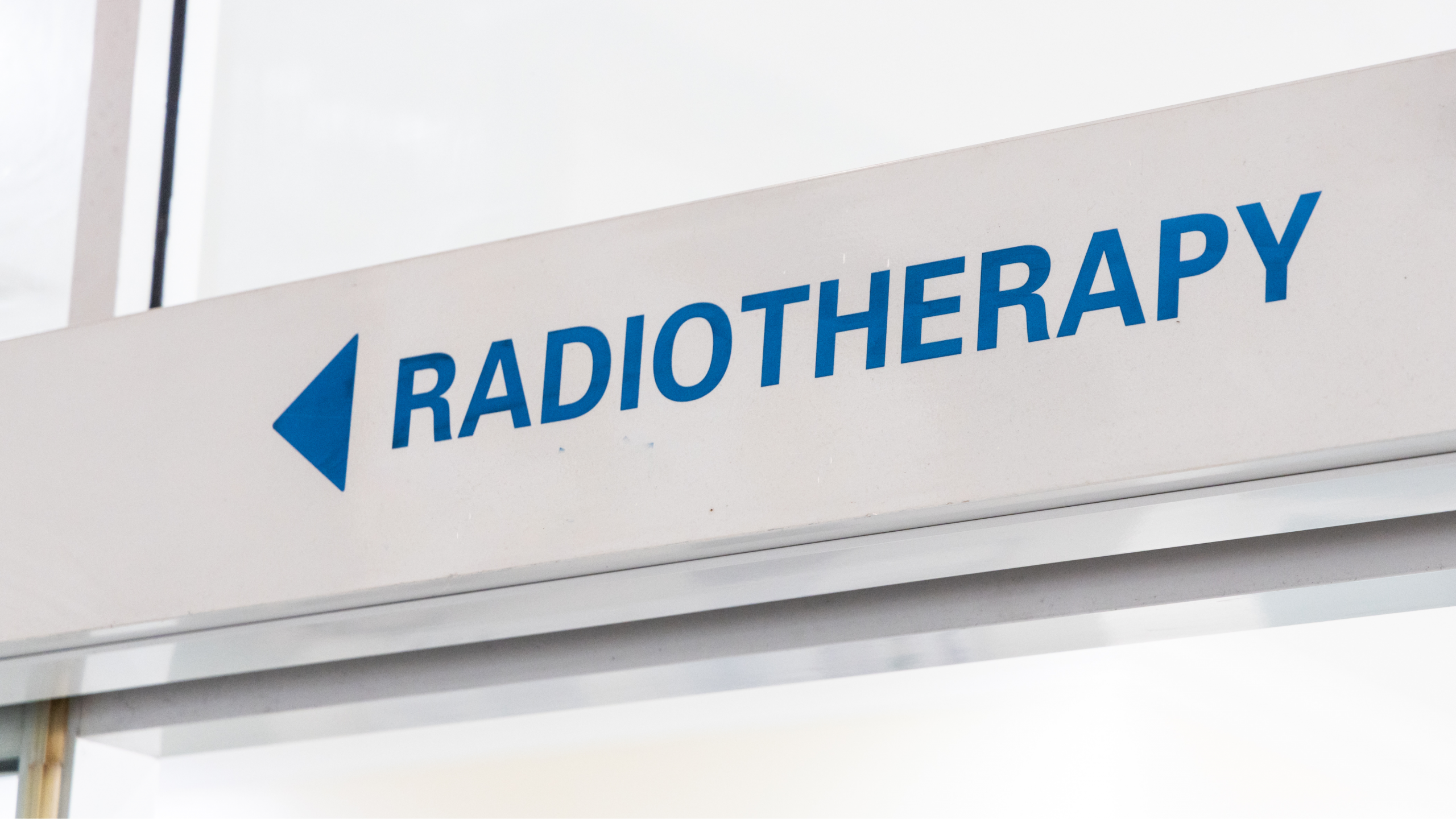 Cartel de entrada a una sala de radioterapia en un hospital, relacionado con la técnica de Radioterapia Intraoperatoria.