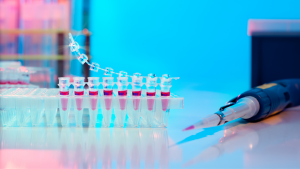 Tubos de ensayo con muestras biológicas en laboratorio, utilizados en el análisis de marcadores biomoleculares para diagnóstico en salud.