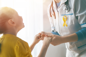 Cáncer infantil: comunicar con los niños y acompañar a las familias desde la evidencia científica