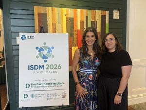 Lilisbeth Perestelo Pérez y Andrea Duarte Díaz posan delante del cartel del ISDM 2026.