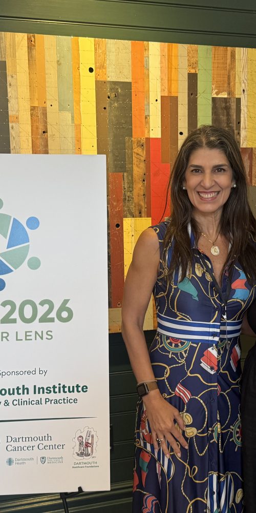 Lilisbeth Perestelo Pérez y Andrea Duarte Díaz posan delante del cartel del ISDM 2026.