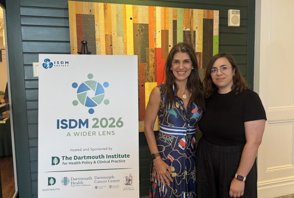 Lilisbeth Perestelo Pérez y Andrea Duarte Díaz posan delante del cartel del ISDM 2026.
