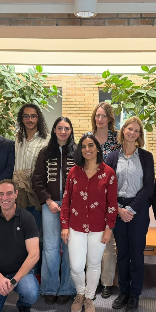 Grupo de investigadores e investigadoras del consorcio europeo STARS-Health posando juntos en un espacio interior con paredes de ladrillo y plantas, durante la reunión celebrada en Bragança (Portugal) en octubre de 2026.