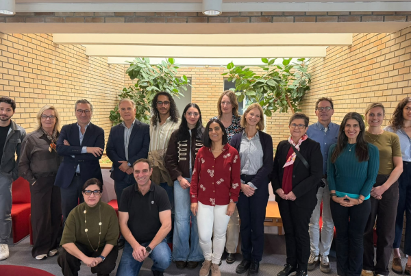 Grupo de investigadores e investigadoras del consorcio europeo STARS-Health posando juntos en un espacio interior con paredes de ladrillo y plantas, durante la reunión celebrada en Bragança (Portugal) en octubre de 2026.