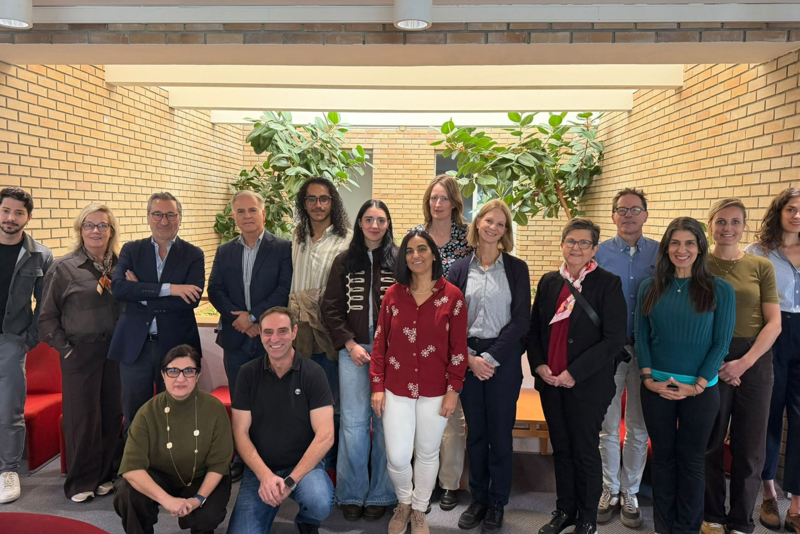 Grupo de investigadores e investigadoras del consorcio europeo STARS-Health posando juntos en un espacio interior con paredes de ladrillo y plantas, durante la reunión celebrada en Bragança (Portugal) en octubre de 2026.